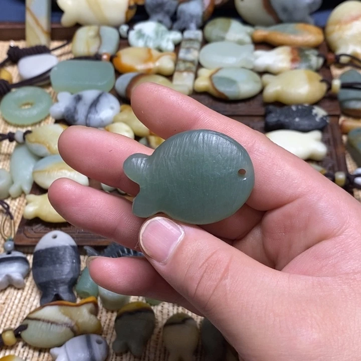 买***买蛇纹石玉未镶嵌颈饰