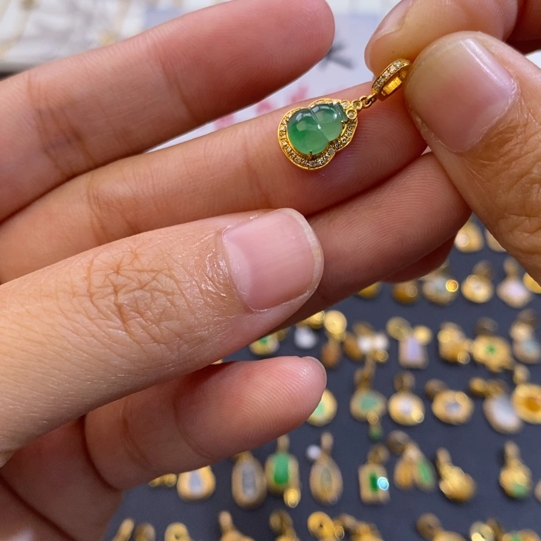 V***n翡翠18K金镶嵌颈饰翡翠