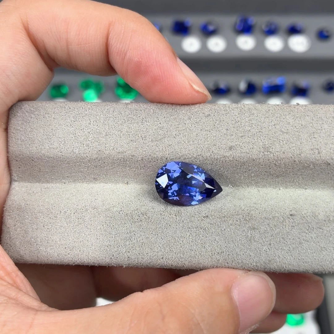 鲫****合成（培育）蓝宝石裸石5.89ct