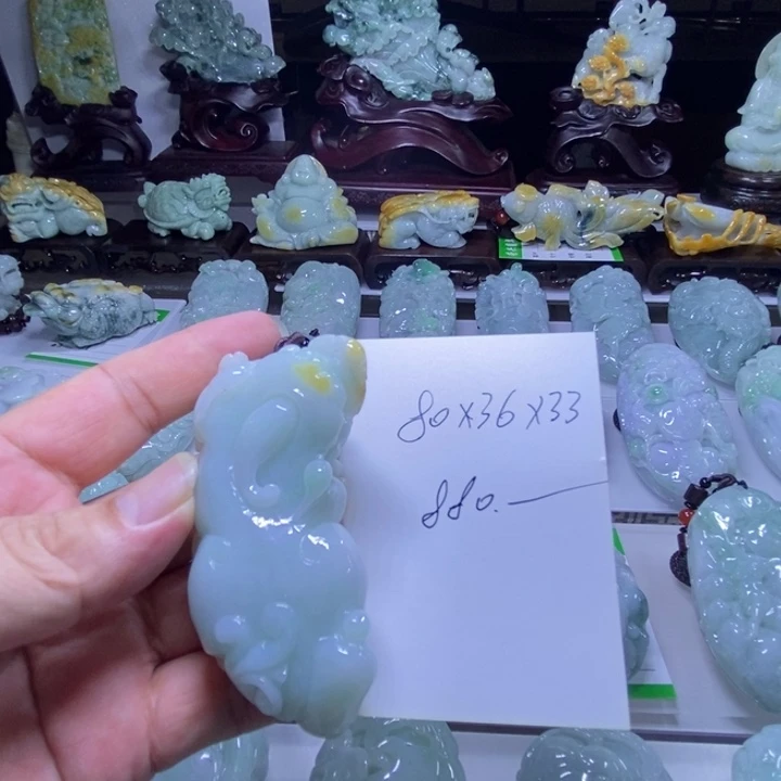 翡翠未镶嵌颈饰貔貅手把件
