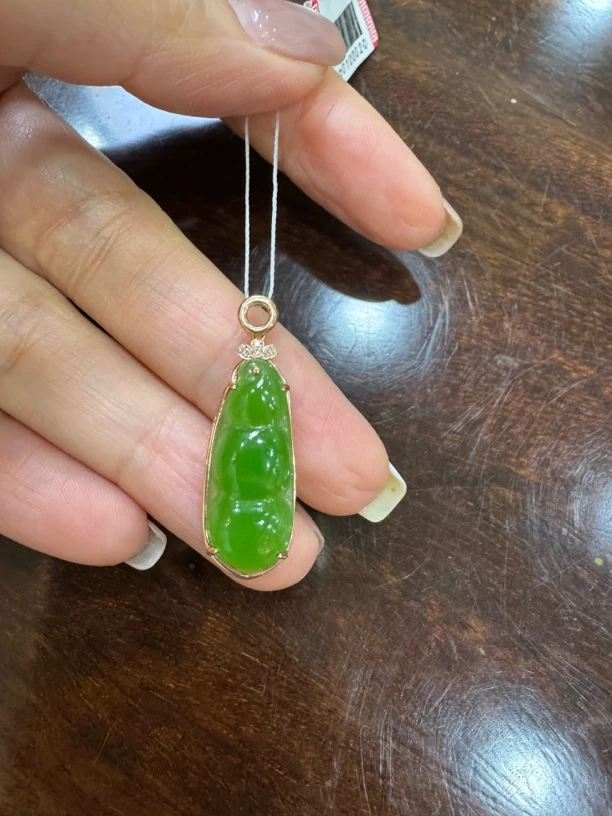 真金镶嵌碧玉苹果绿福豆吊坠