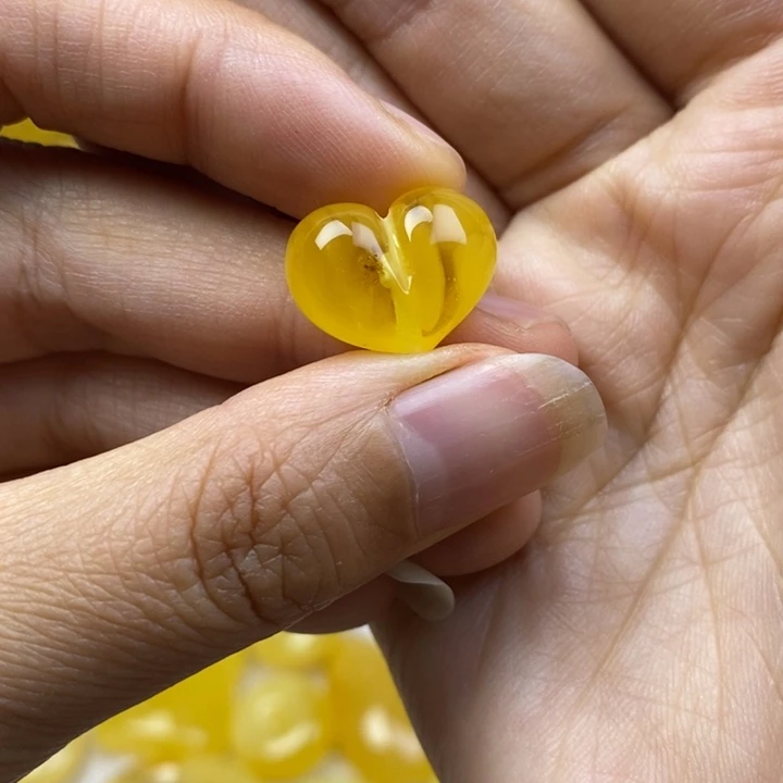 自***鱼蜜蜡未镶嵌裸石微瑕