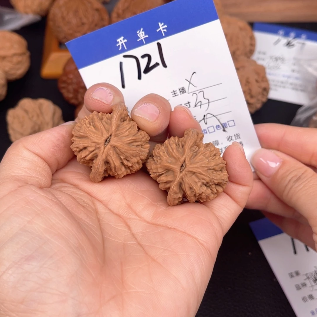 文玩核桃吊坠J***8麦虎33尺。  1721