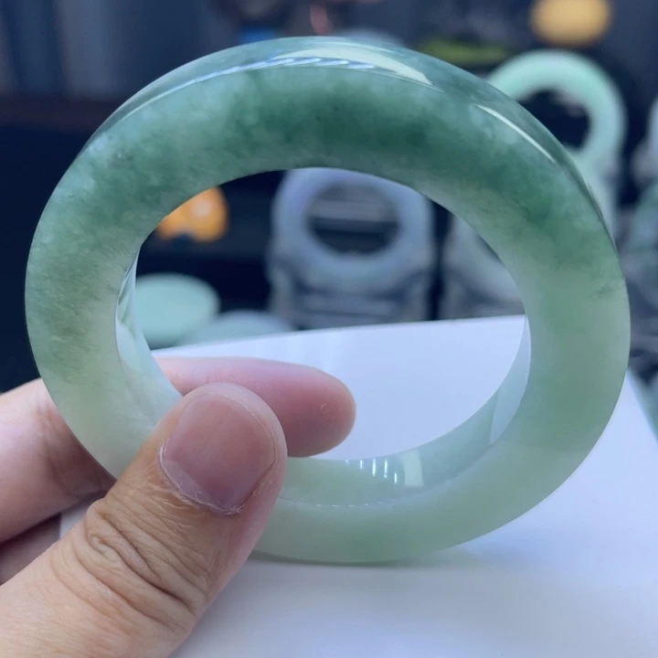 定制翡翠未镶嵌手镯