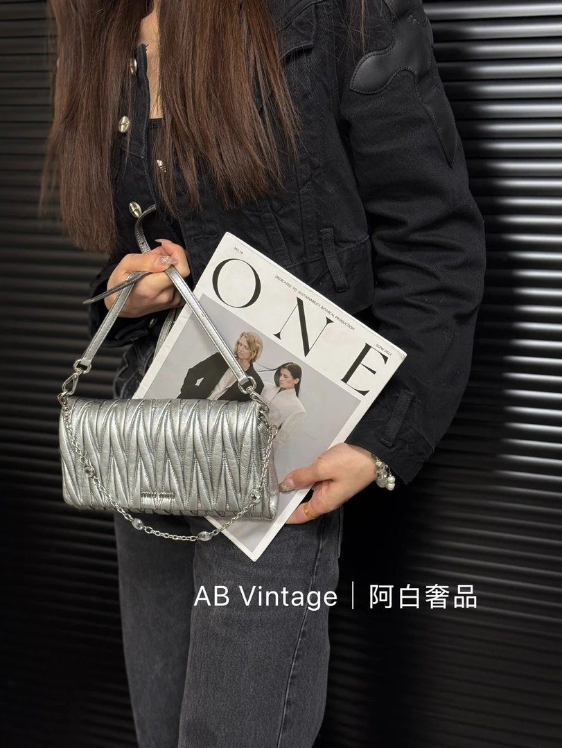 95新 MIU MIU/缪缪 阿白奢品/缪缪 银色褶皱单肩包