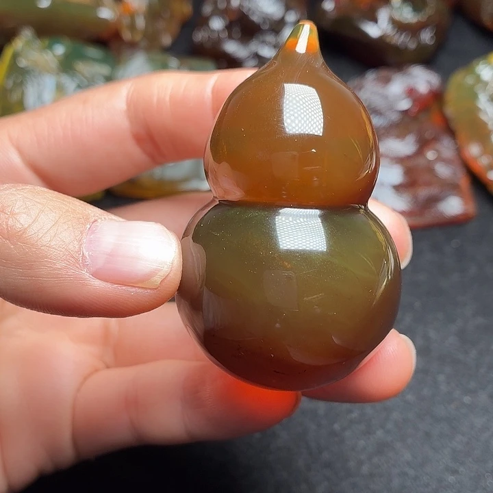 A***i琥珀未镶嵌颈饰葫芦