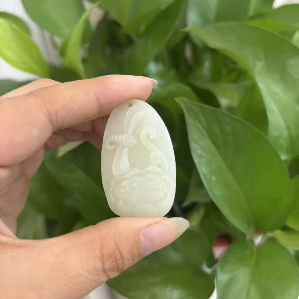 和田玉荷花牌花开富贵女款挂件