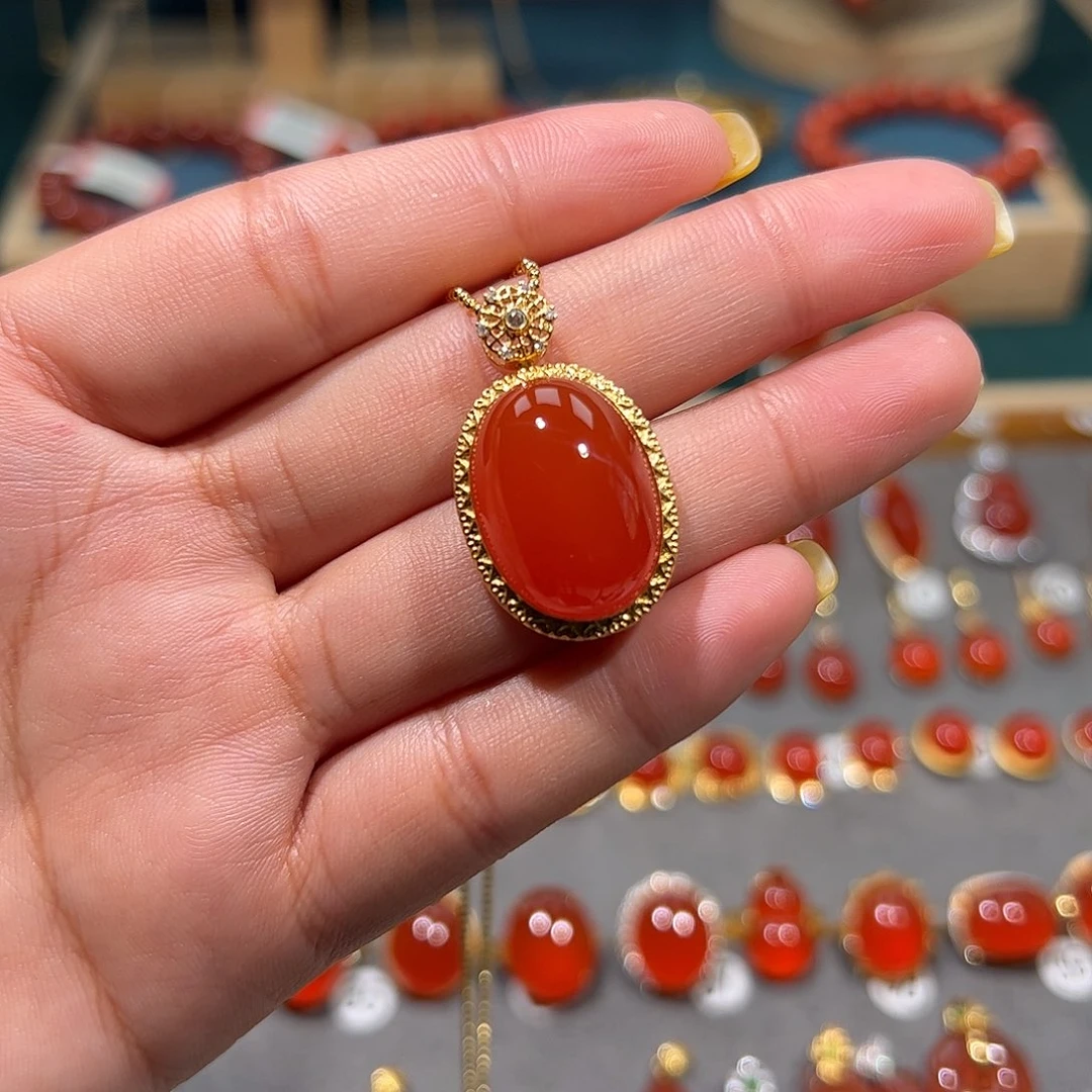 南红玛瑙18K金镶嵌颈饰