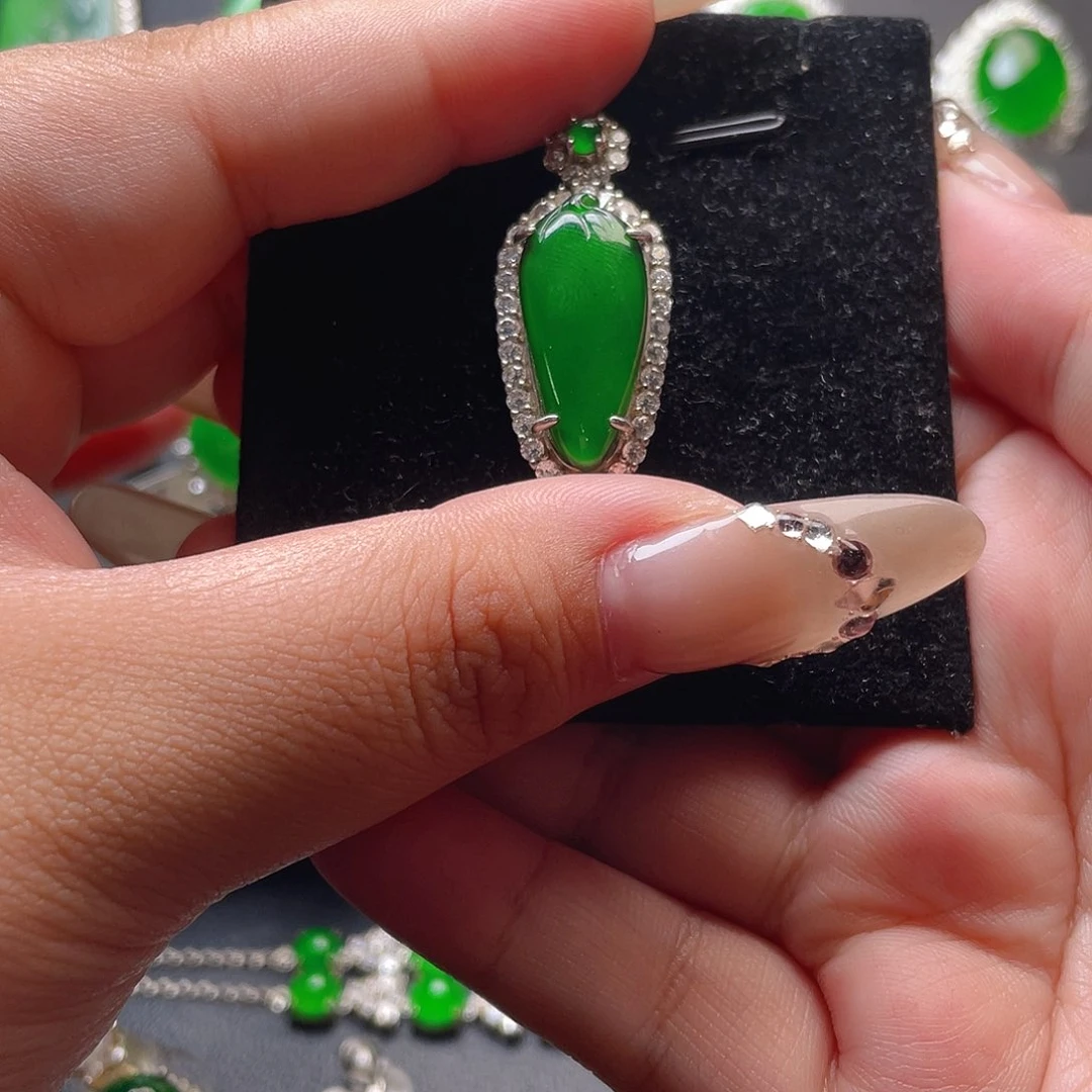 翡翠颈饰未镶嵌辣椒