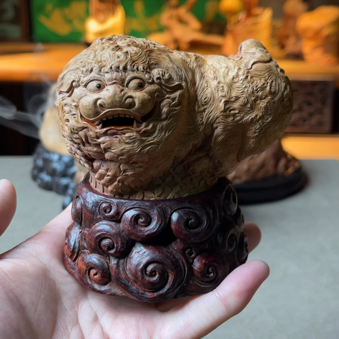 荔枝木爆满纹狮子踏球