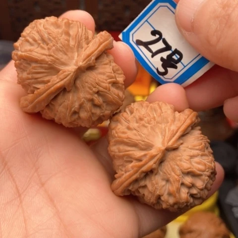 文玩核桃吊坠三角白40