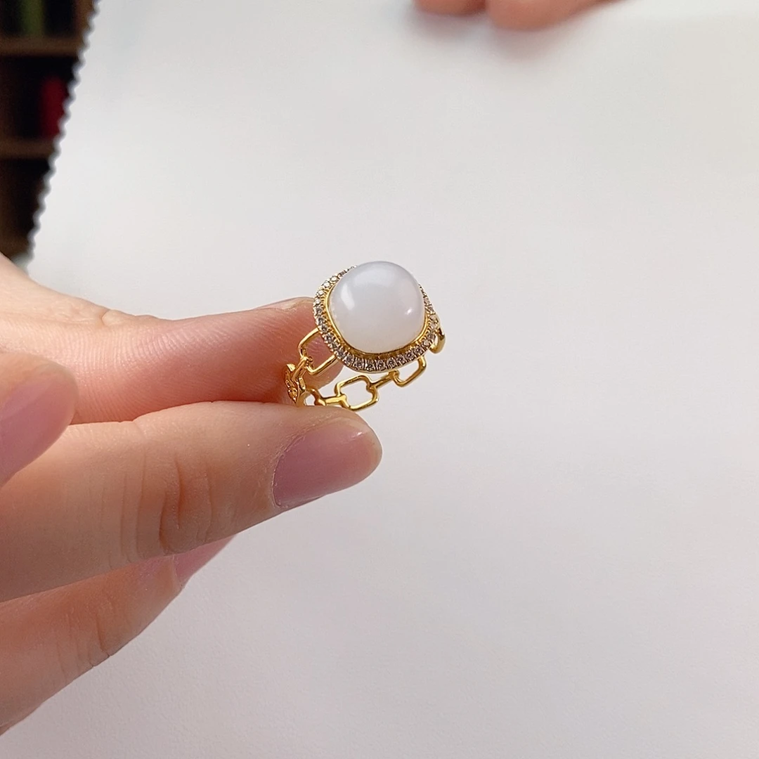 18K金镶嵌戒指和田玉