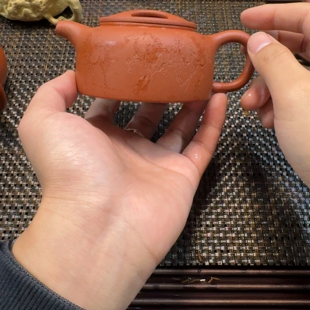 理***正大红泥牛盖莲子180CC跳砂刻绘八骏图