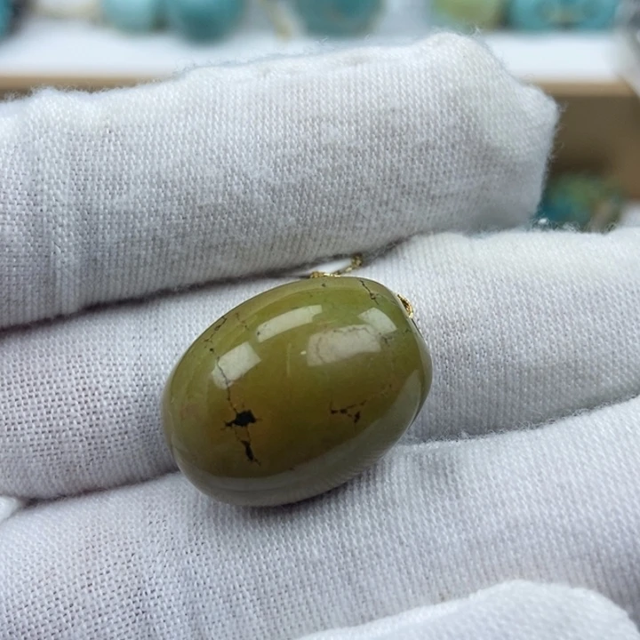 绿松石未镶嵌颈饰