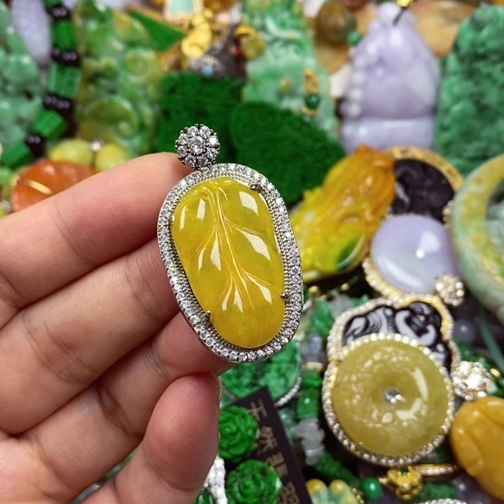 翡翠未镶嵌吊坠(赠链)