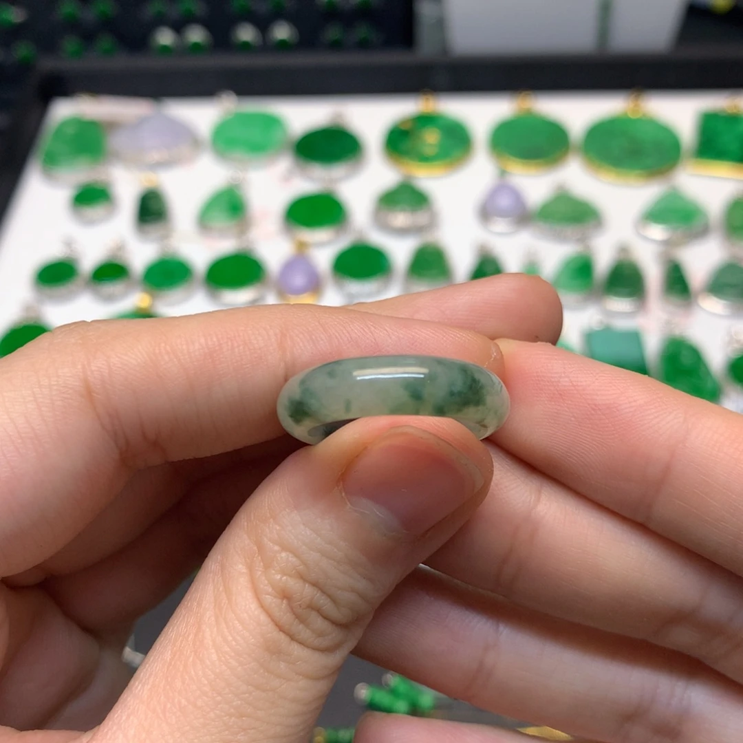 翡翠未镶嵌颈饰有纹裂