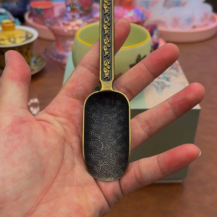 瓷片花花绿绿地开着灯看着