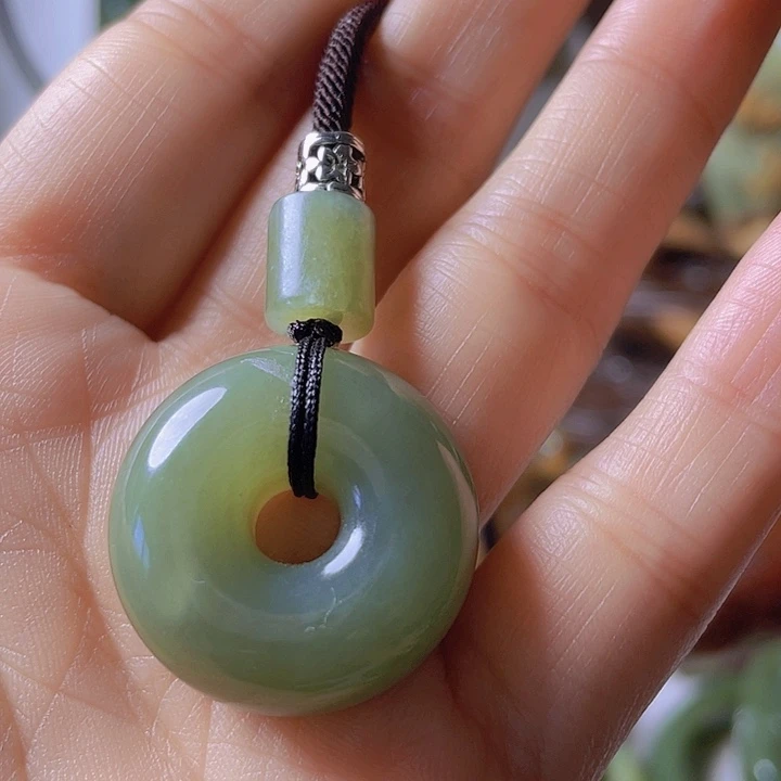 未镶嵌岫岩河磨玉（透闪石质玉）把件