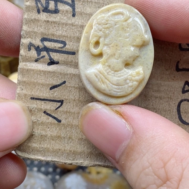 颈饰未镶嵌硅化珊瑚（珊瑚玉）圆****猜