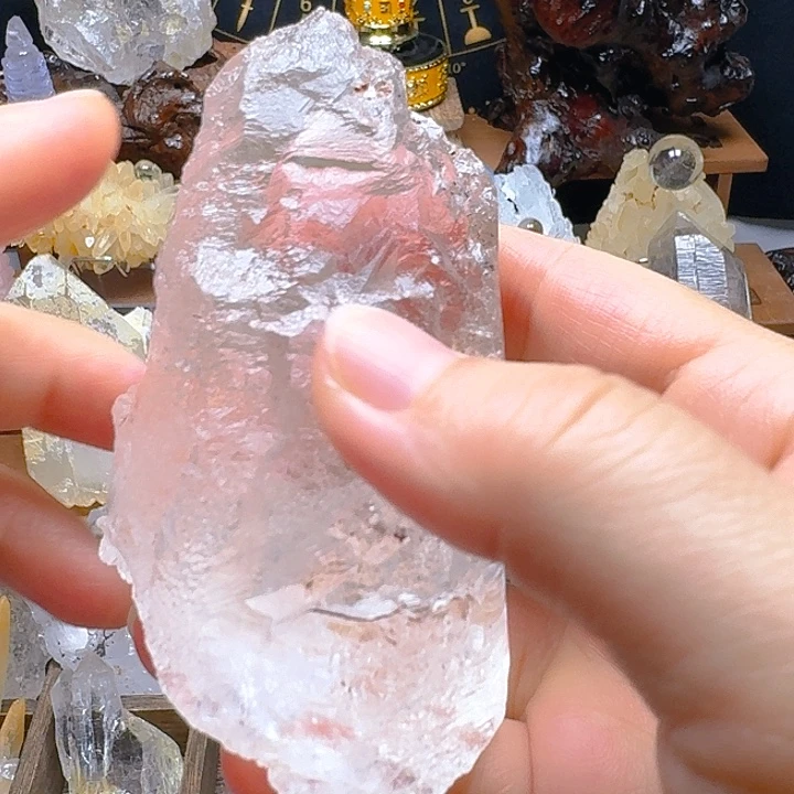 涅盘手握天然白水晶