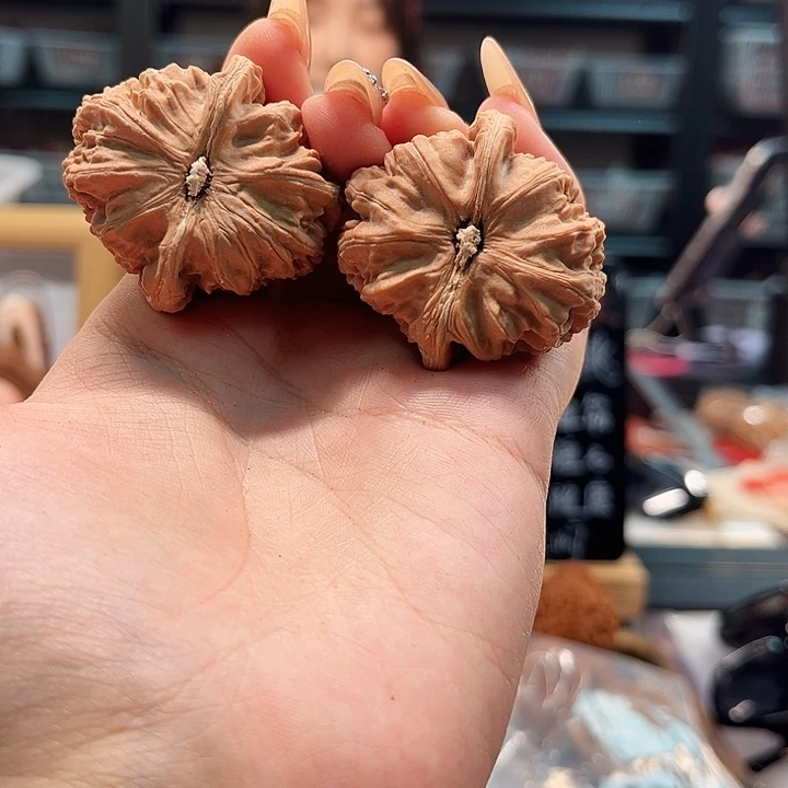文玩核桃吊坠三角白