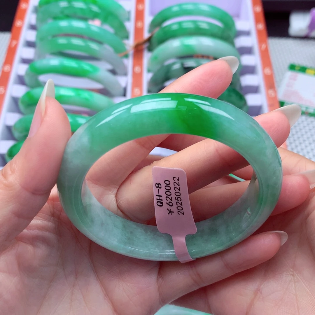 翡翠手镯未镶嵌翡翠