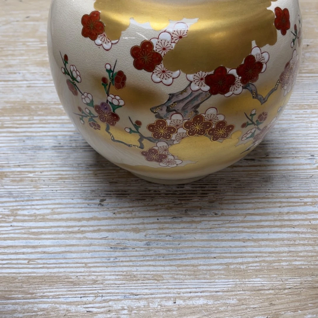 瓷片料****厨密密麻麻地排列在一起