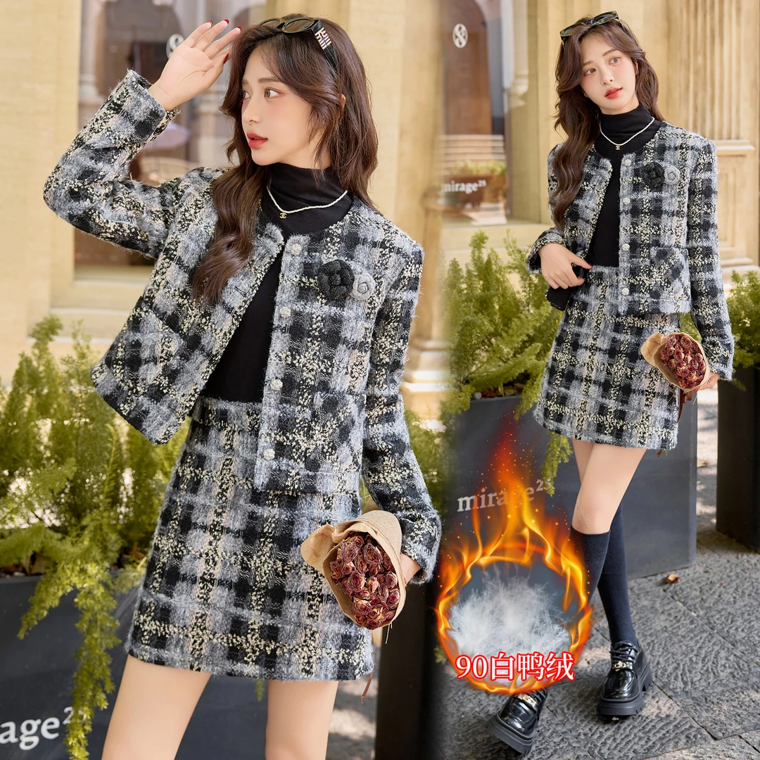 法式小香风羽绒服套装裙女2025冬季新款小个子格纹半身短裙两件套