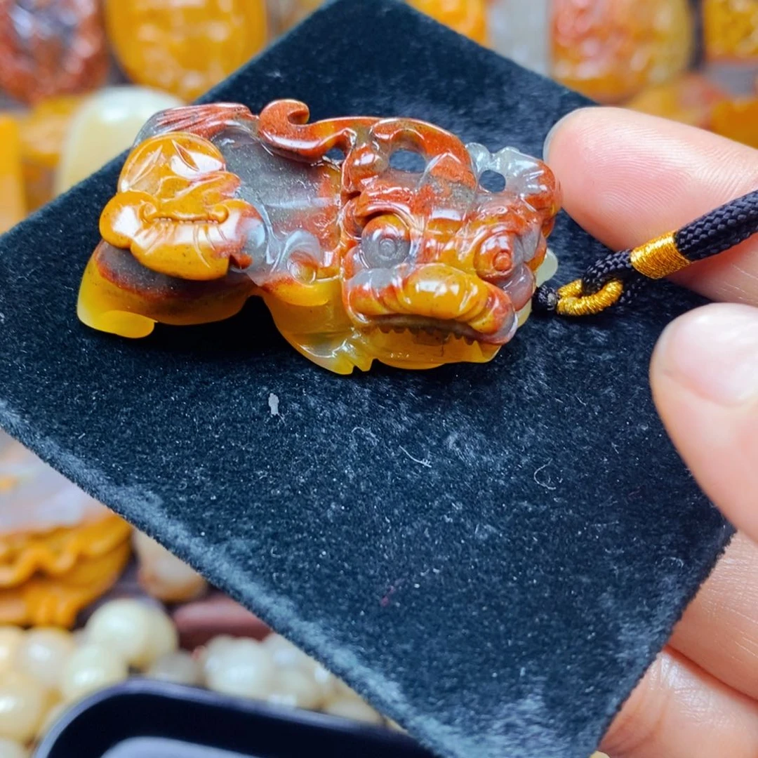 石英质玉（黄龙玉）未镶嵌颈饰