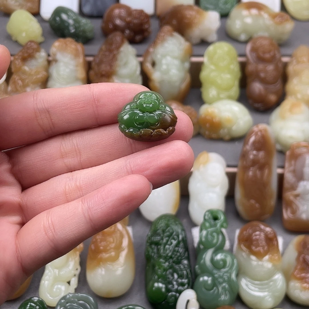 四***月和田玉未镶嵌颈饰