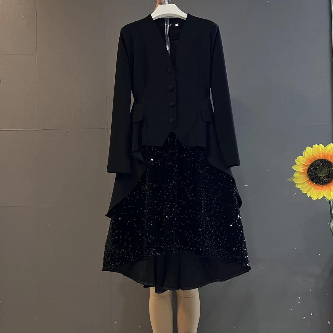 新款时尚气质V领不规则下摆上衣➕亮片半身裙优雅显瘦两件套