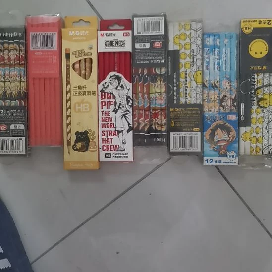 铅笔一盒。。。。。。。。。。