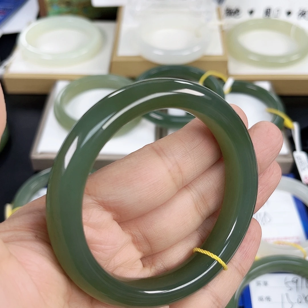 和田玉未镶嵌手镯