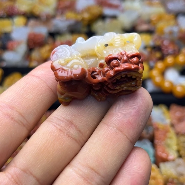 未镶嵌石英质玉（黄龙玉）颈饰