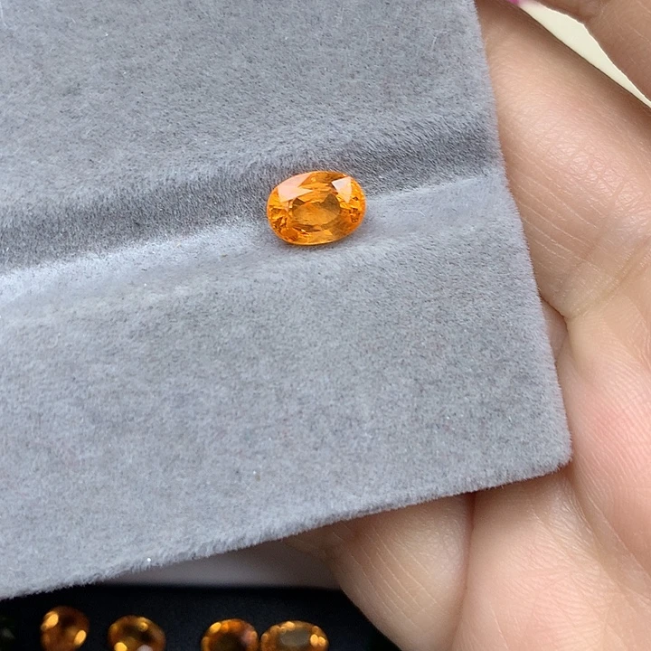 未镶嵌裸石石榴石2.25ct芬达石