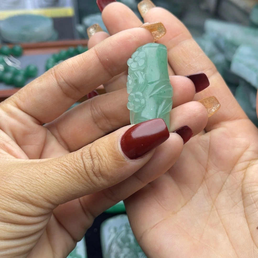 石英质玉颈饰未镶嵌