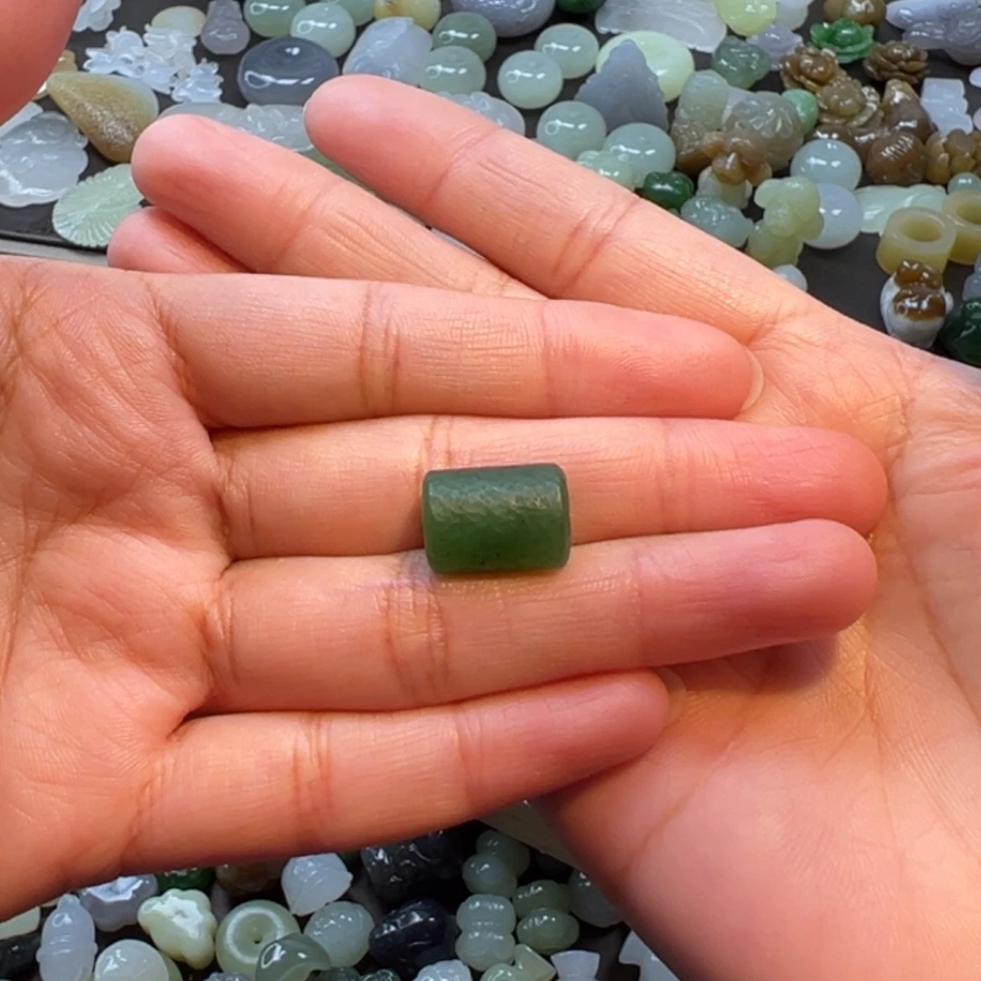 薇****和田玉未镶嵌颈饰