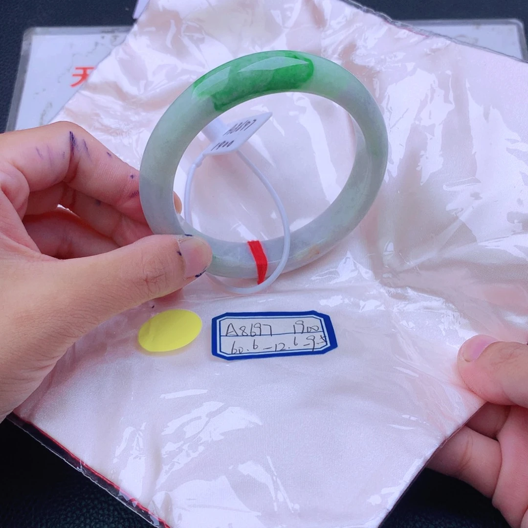 翡翠手镯未镶嵌翡翠