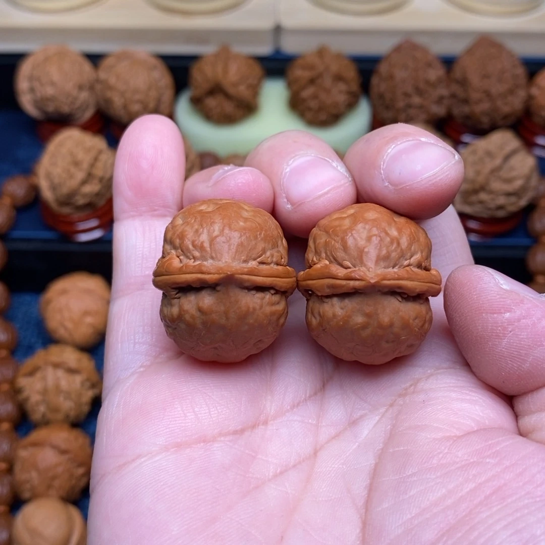 文玩核桃把件手捻光头佛肚元宝