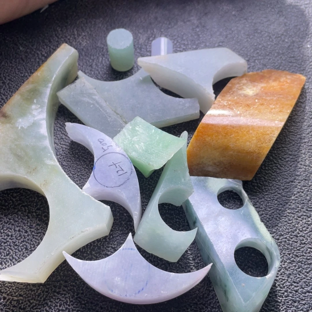 未镶嵌定制翡翠时**待翡翠定制