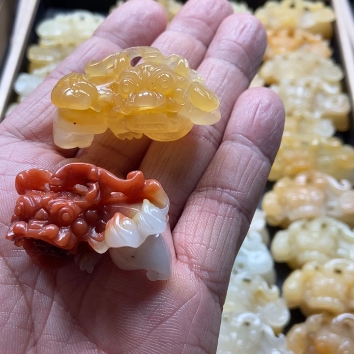 静***得石英质玉（黄龙玉）未镶嵌颈饰