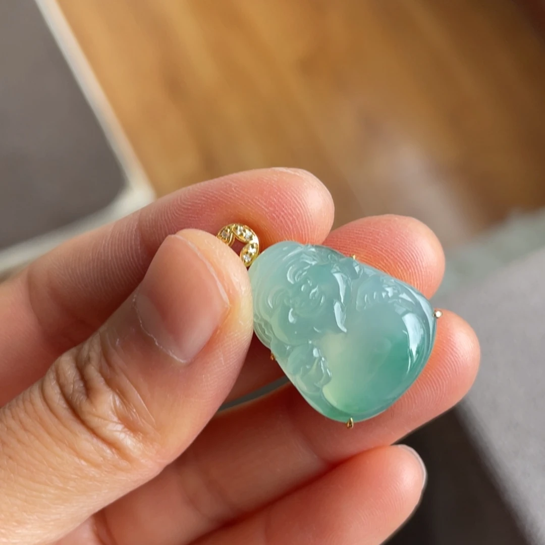 翡翠18K金镶嵌颈饰飘绿花