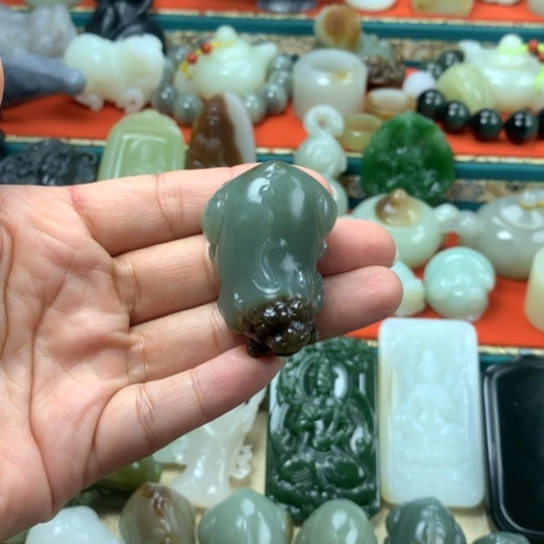 和田玉未镶嵌把件