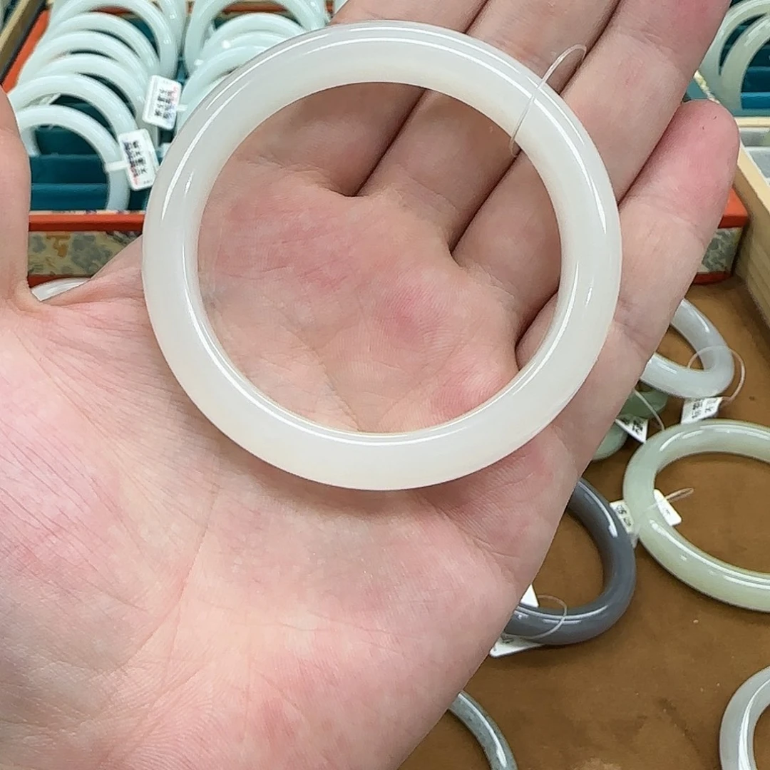 李***鱼和田玉手镯未镶嵌