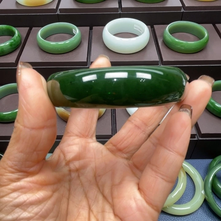 毒***女和田玉未镶嵌手镯61.62