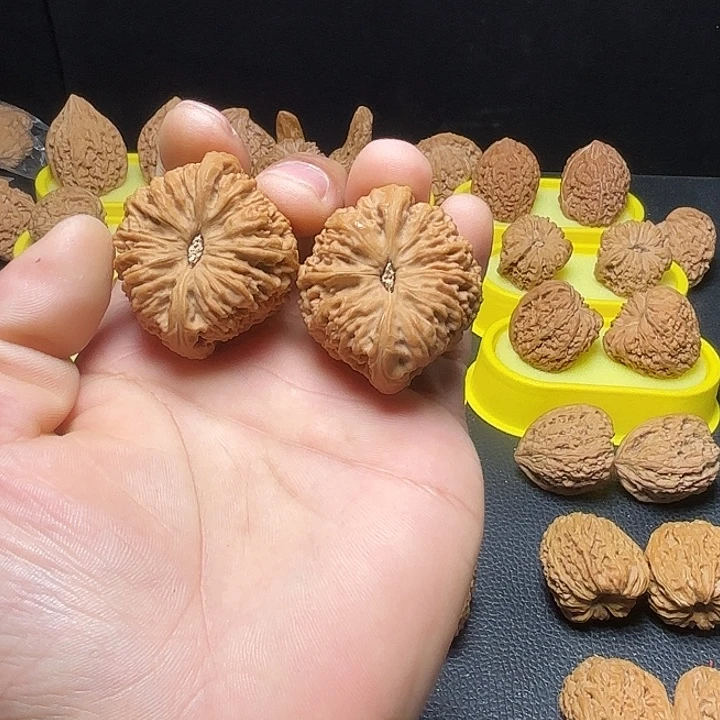 羊***把文玩核桃把件凹底拉丝球疆43尺6