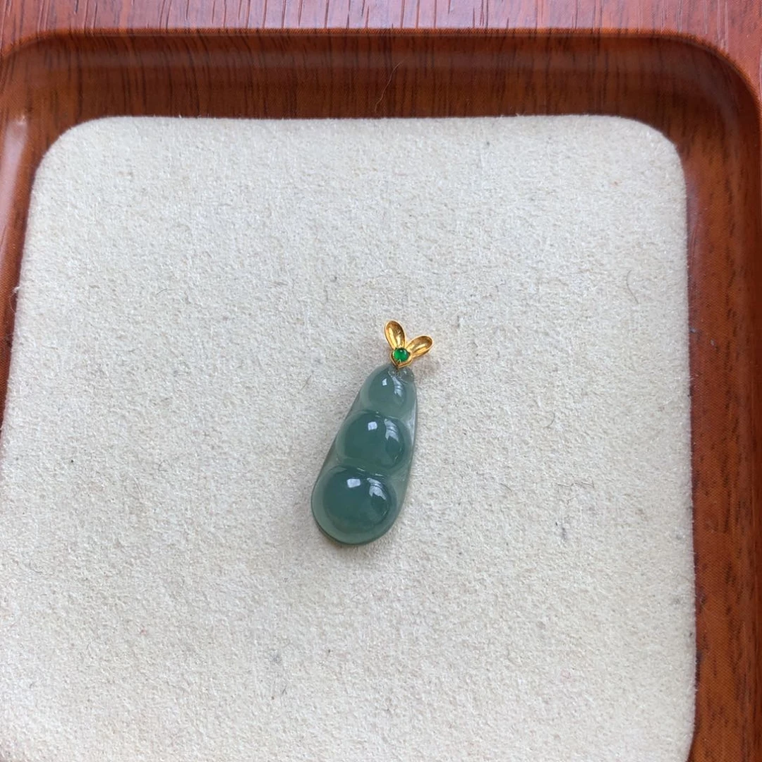 翡翠18K金镶嵌颈饰豆
