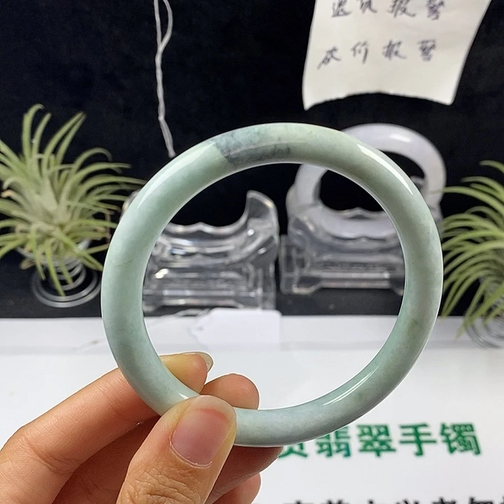 翡翠未镶嵌手镯64号。 60圈