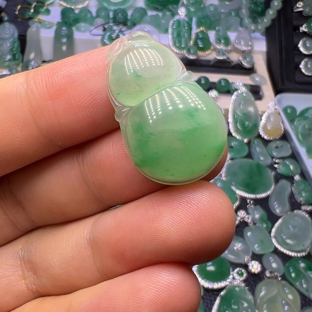 石英质玉（非洲翠）未镶嵌颈饰