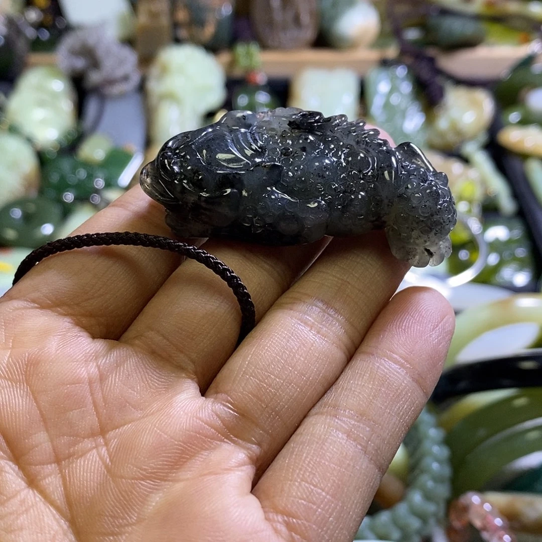 未镶嵌岫玉颈饰一个